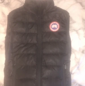 CANADA GOOSE VÄST 250kr - Storlek M, bra skick, har knappt använt den👀☝🏽