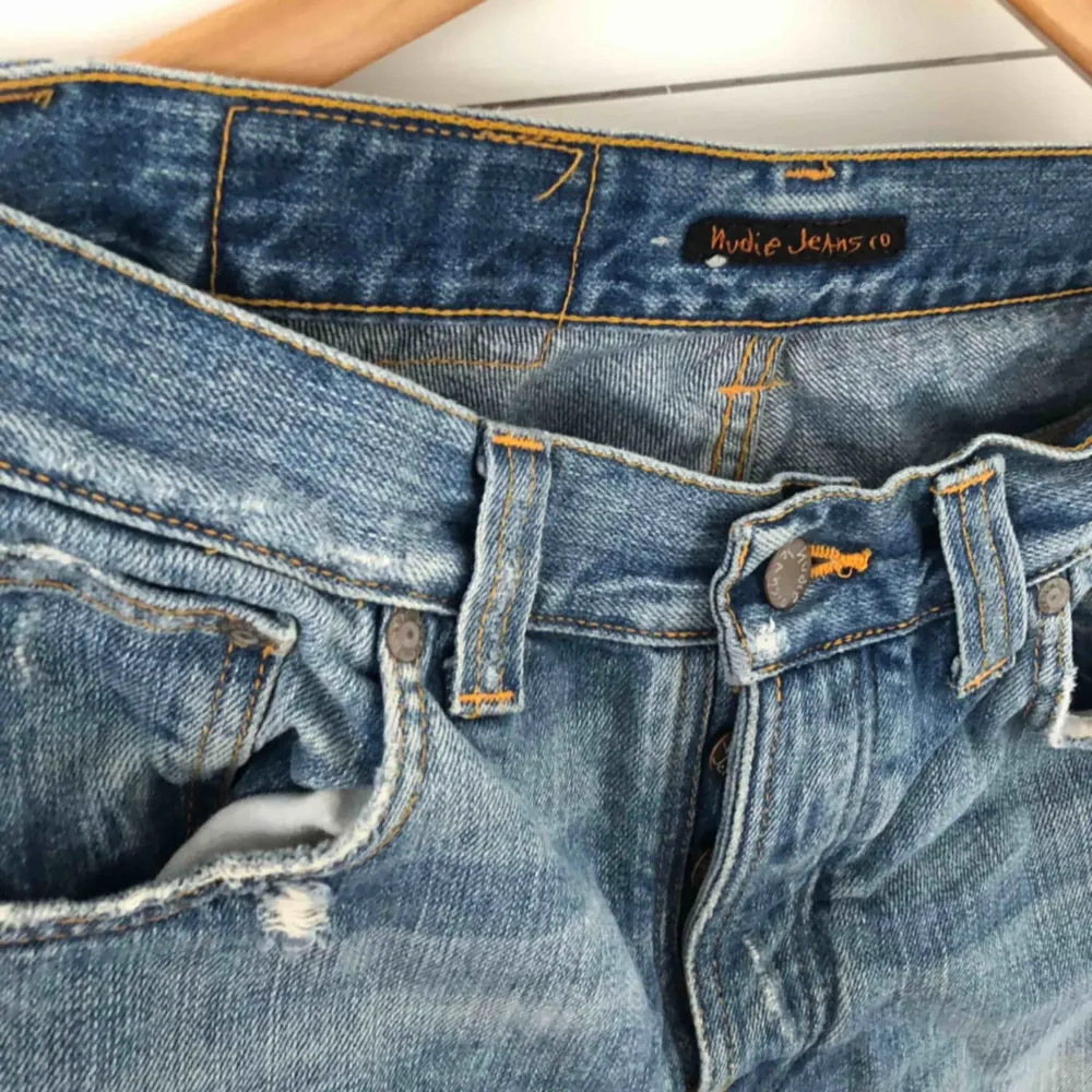Raka blåa nudie jeans med snygga slitningar vid fickor och najs tvätt. . Jeans & Byxor.