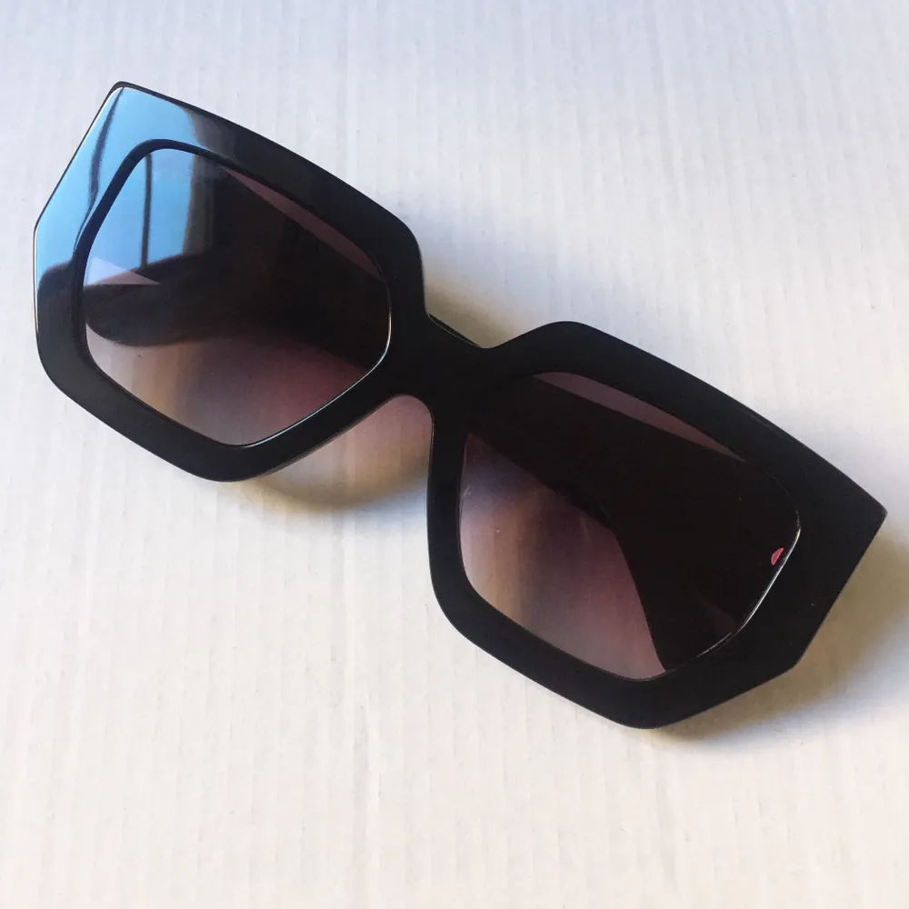 Så coola svarta solbrillor som är helt oanvända. Frakt 11kr . Accessoarer.