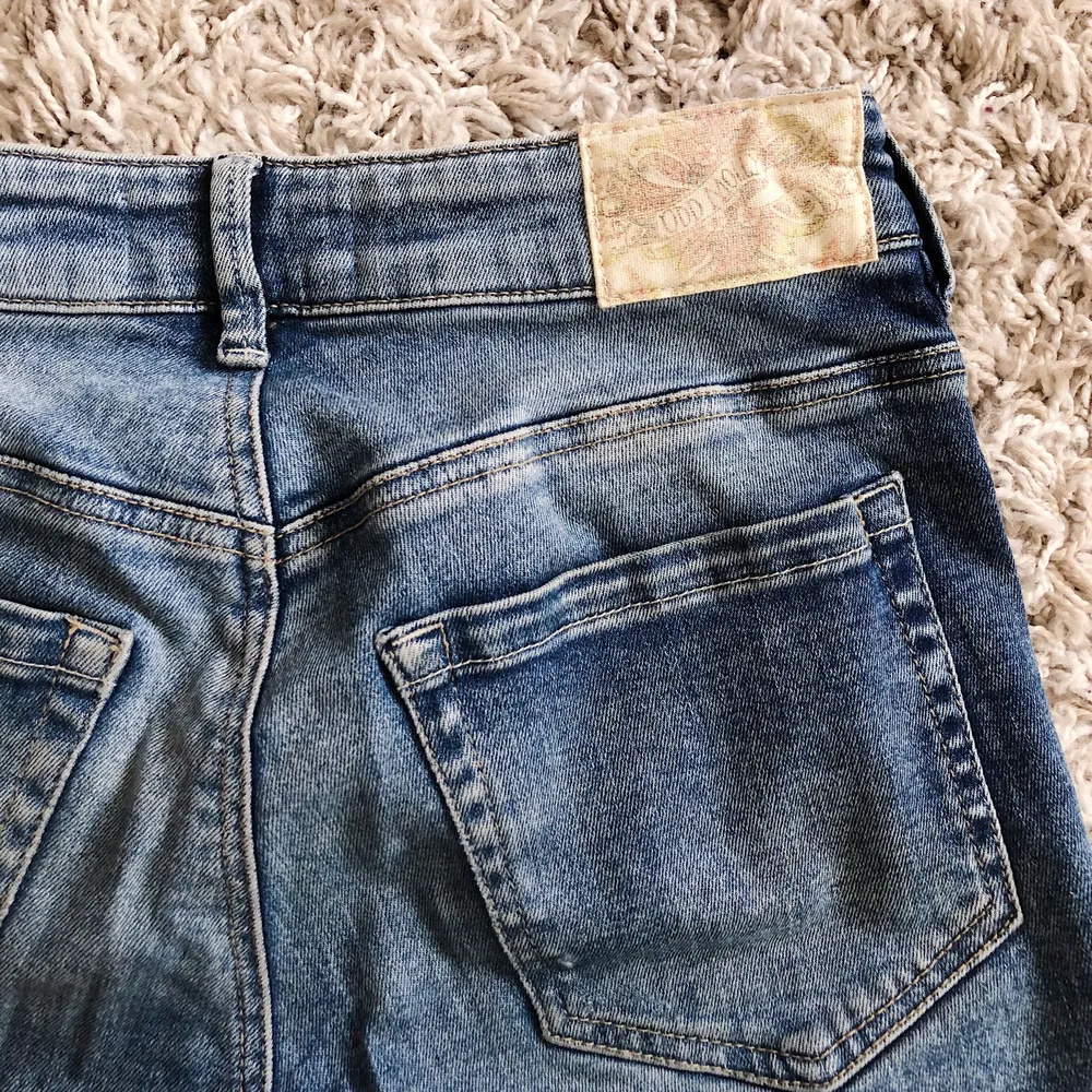 Blåa tighta jeans från Odd Molly. Storlek 27 i midjan🤩🤩 Köpte för ca 800kr. Jeans & Byxor.