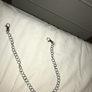 Silver kedja till kläder - Aldrig använd, kom med en kjol jag beställde. Känns väldigt lätt. Har fin färg. Där finns två spännen. Jag kommer aldrig att använda den, därför jag säljer den. Frakt tillkommer