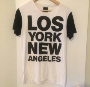  - Cool tischa från Zara Man,använd ett fåtal gånger och är i fint skick.
Stl M men liiiten,jag använde den som oversize och har stl S.