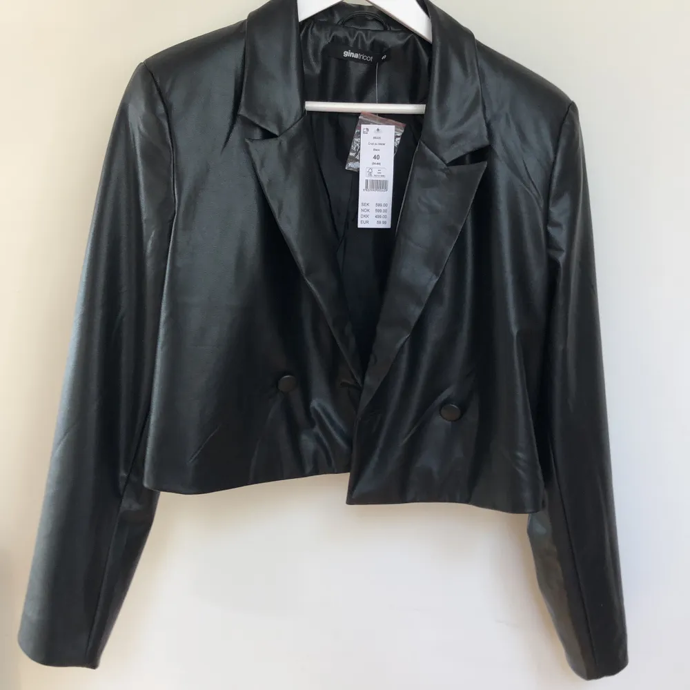 Säljer denna oanvända cropped blazer ifrån Gina Tricot i storlek 40. Passar dig som är 36/38 och vill ha en oversized look. Den sitter rätt tajt på mig. Endast swish och möts ej upp! Nypris: 599kr. Kostymer.