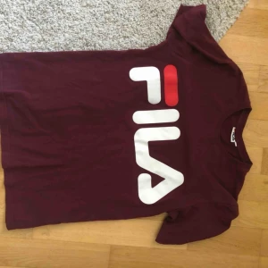  - Vinröd t-shirt ifrån fila. Kan mötas upp i Örebro eller Eskilstuna eller frakta, köpare står för frakt. 