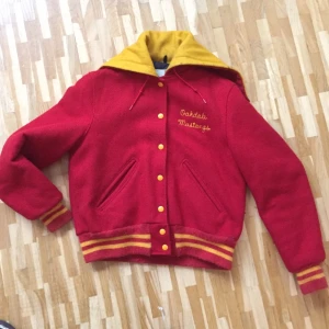  - ♣️ fast pris pp ♣️

Grymt fin jacka köpt på Gothenburg vintage supply. Tycker dock inte att jag passar i färgerna så nu får den vandra vidare. 

Den är från 50-talet men i grymt fint skick. Ylle som yttertyg och fodring inuti. Den är inte storleksmärkt, men jag har S/M i vanliga fall