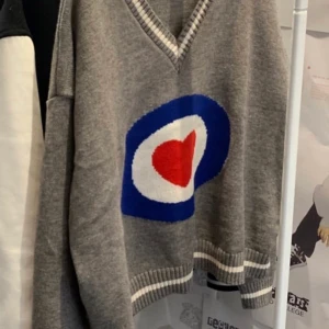 Reckless scolars tröja - Tröja från reckless, slutsåld. Passar både killar och tjejer. Ny pris 1200 köpt på deras egna hemsida. Köparen står för 🚚 📦. Buda!