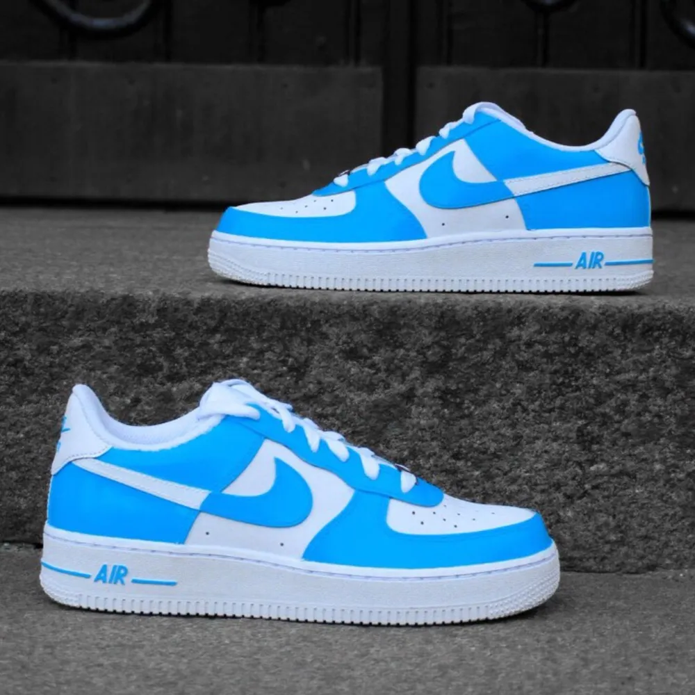 🦋 Blue Dream 🦋  2 par handmålade sneakers. 💙 2 av 2 skor kvar till salu.  💙 Modell: Nike Air Force 1   💙 Storlek 38 💙 Permanent färg, 4 målade sidor. 💙 Skorna är glansiga, mer än vad som syns på bild. 💙. Skor.