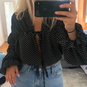  - Superfin och unik blus. Knyts fram så storleken kan justeras, passar S-L. Helt ny, lappar kvar. Högsta bud: 260 inkl frakt💞