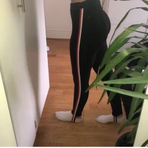 Randiga tights från chiquelle - Stretchiga och sköna tights från Chiquelle. Nyskick. Nypris ca 400. Passar nog både xs och S.