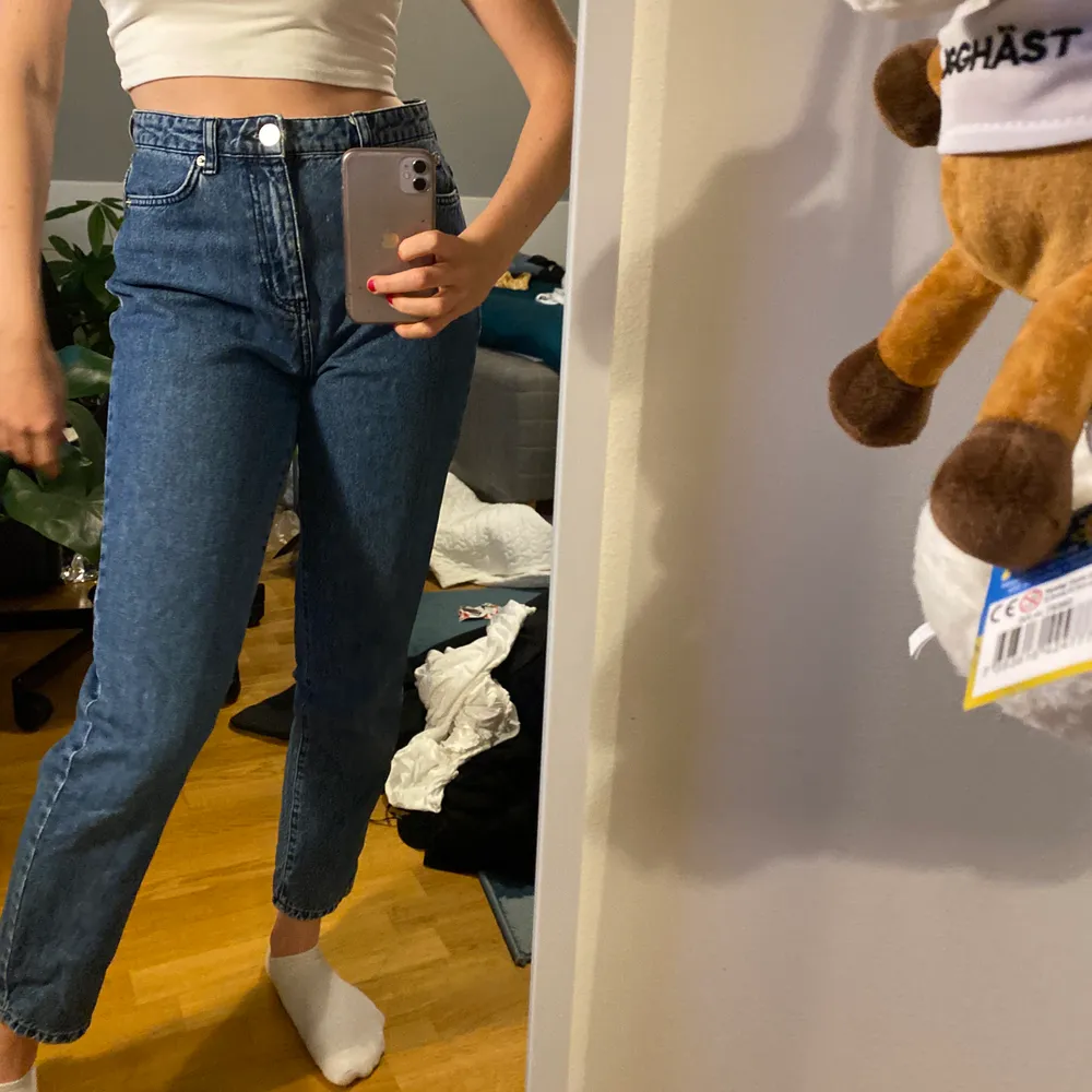 Mom jeans från Gina Tricot i strl 38. Använda fåtal gånger, fin kvalitet. Lite på gränsen till korta på mig som är 170☺️. Jeans & Byxor.