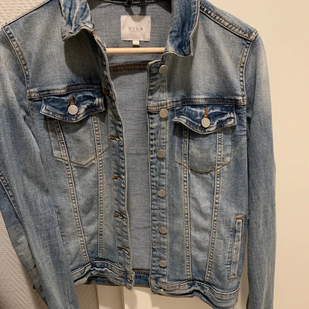 Blå vanlig jeansjacka i storlek s, använd fåtal gånger. Köparn står för frakt 📦 . Jackor.
