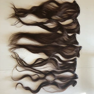 Löshår - Mörkbrunt löshår (60cm) med clips i 7 delar köpt på en butik som funnits i mall off scandinavia, endast använt några gånger så det är i fint skick. Nypriset var ca 1800kr, pris kan diskuteras vid snabb affär. Äkta hår så går att locka, platta osv.