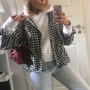 Rutig Skjorta - Säljer nu min super snygga rutiga skjorta, köpt second hand. Storlek 41/42 men för mig som vanligtvis är en S sitter den super snyggt, lite oversized liksom! Köparen står för frakt! 