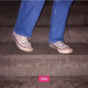 Vita converse  - Vita converse, använda men enkla att tvätta :) 