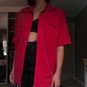 Röd skjorta - Fin röd skjorta som tyvärr inte kommer till användning. 