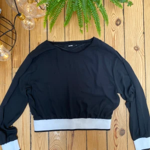 Svart topp med vita detaljer - Jättesnygg svart topp som har väldigt tunt och skönt tyg! Snygga vita detaljer som passar jättebra både till vardags och fest🥰 passar Xs-M! frakt tillkommer! Bara att skicka om du har några fler frågor eller vill ha fler bilder!❤️