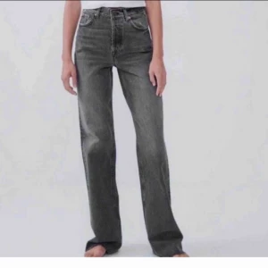 Zara jeans - Säljer dessa populära zara jeans!💖ny skick! Bara testade!  !!!budaa!!! Dom är 32 men passar 34 bättre