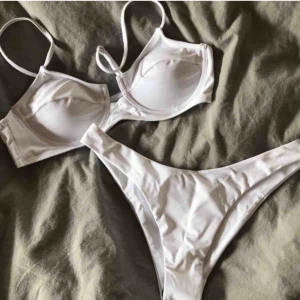 Bikini - Superfin bikini köpt här på plick. Dock passade den inte mig tyvärr så säljer den. Storlek medium men passar small också skulle jag säga. Buda! 🦋