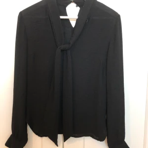Blus ifrån KappAhl - Svart blus ifrån KappAhl, endast använd ett fåtal gånger och den är i fint skick. Köparen står för frakten.