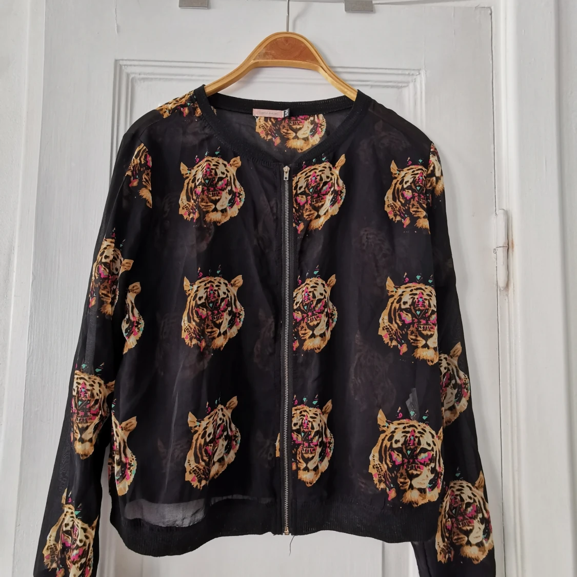 Tunn blus/jacka i polyester. Svart/mönst