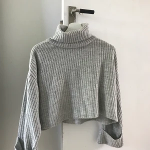 Stickad tröja - Säljer min skit snygga stickade tröja med krage då den tyvärr inte kommer till användning samt jag har bytat stil. Storlek S men passar XS-M.