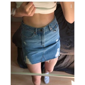 Jeanskjol med slitningar  - Jeanskjol från HM- aldrig använd, strl 36 