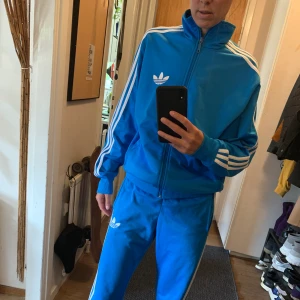 Adidas orginal tracksuit stlk XS/S - Full adidas tracksuit som hängt med ett tag men fortf i fint skick. Ett litet jack bak i mitten av vänstra benet. Tidlös design och så skön, har varit en riktig favorit 🏆 I byxorna stlk XS och tröjan stlk S. Ett plagg: 150kr Hela dressen: 250kr 