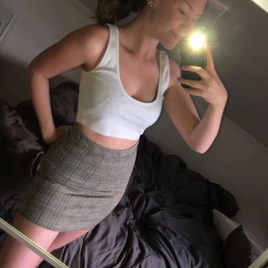 Rutig kjol  - Snygg rutig kjol, lite längre men snygg om man viker upp den lite som jag har gjort på de första bilderna. Strl XS men passar även en S som jag 