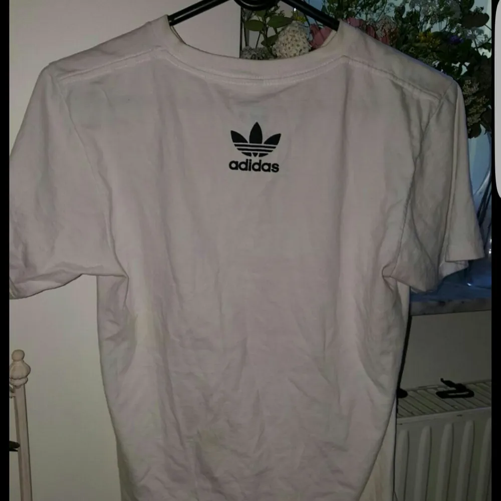 Vit adidas T-shirt i storlek M. Nästan aldrig använd, alltså i mycket bra skick. (frakt ingår ej) Kan mötas upp i Stockholm💞  obs ej äkta!. T-shirts.