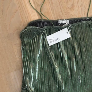 Linne - Helt nytt linne/topp som jag beställde från Nelly. Jag tyckte inte riktigt de va min stil, så hoppas någon annan får användning av toppen. Skriv om ni har några frågor💗 frakt ingår inte