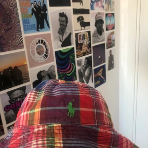 cool bucket hat - ascool bucket har från Ralph Lauren (antagligen fake) som passar perfekt till sommaren då den lätt piffar upp en annars tråkig outfit 💕 den har två sidor och går att vända ut och in! möts i västerås, annars står du för frakten ☺️