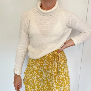 Vit tröja - Vit tröja. Bra skick! Köparen står för frakt.