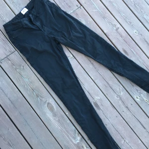 Vero moda svarta jeans - Lagade på 2 ställen, dock borde det knappt synas när de är på. (Har inte testat eftersom jag växt ur dem)