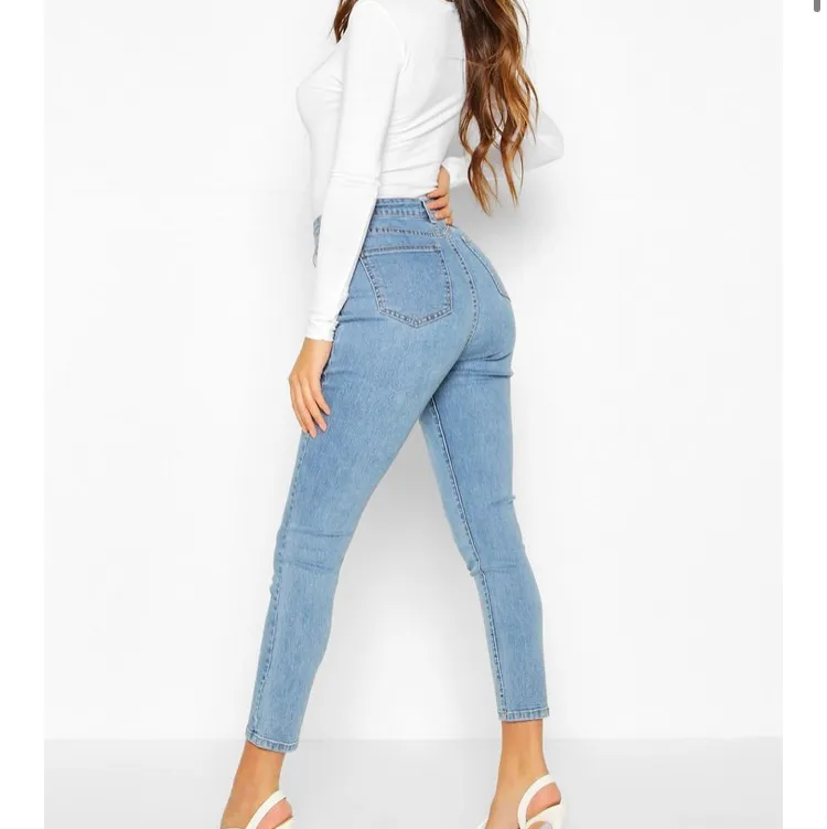 Ett par helt nya jeans från boohoo. De satt inte bra på mig och därför säljer jag de!. Jeans & Byxor.