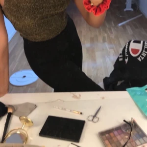 Festlig topp - Säljer denna fest topp som är köpt på hm❤️ pris går att diskutera då jag bara vill bli av med sakerna