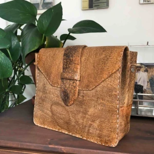  - Supernajs väska köpt på loppis! TYVÄRR gick axelbandet av, så använder den ej, MEN den funkar absolut fint som en clutch! Man kan gärna få med bandet om man vill laga den:) Skickar gärna, och då delar vi på frakten