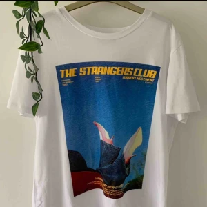  - söt t-shirt från zara! färgerna är dock lite mer urtvättade än på bilden men det gör den ännu snyggare enligt mig! Använd fåtal gånger! köparen står för frakten💞✨