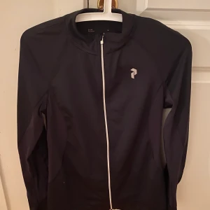 Träningströja  - Träningströja/träningsjacka från peak performance, aldrig använd. Storlek M men liten i storleken så skulle säga XS-S. Frakt ingår i priset💕