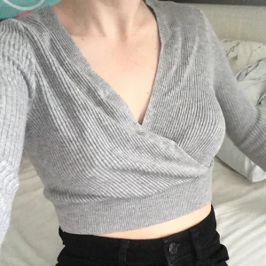 Vintage omlott-topp med amazing fit!!! - Denna omlott topp passar både till vardag och fest. Inköpt vintage, men i mycket gott skick, nästan oanvänd av mig. Alla lappar är borta men jag uppskattar storleken till XS. 80 kr + frakt (44 kr). Samfraktar självklart om du köper mer!