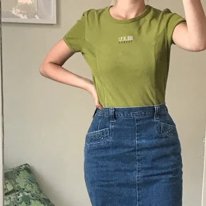 Mossgrön t-shirt - Cool t-shirt med tryck på. Bra skick. Frant tillkommer. Möts på södermalm💞💞💞 hör av er om ni har frågor!