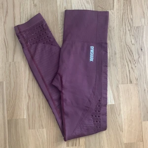 Gymshark  - Gymshark tights i lila. Köpta på gymshark hemsida & använda 1 gång. Superfint skick, använda en gång. 