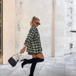 Skjorta  - Tjockare rutig skjorta som jag använder som en liten ”jacka”. Super skön och användbar. Köpte den för 299kr. Kontakta mig för mer info🥰