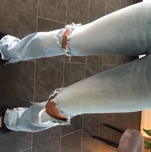Zara jeans med hål & slits - Sjukt snygga ljusa flare byxor med egen klippta hål & slits! Perfekta nu till sommaren🥰(SÅLDA)