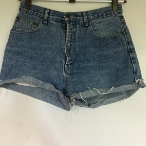 Jeans shorts  - Avklippta broker jeans, oklar storlek men passar mig som har 28 i jeans = s/m