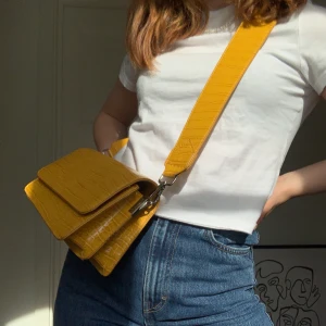 Pieces väska i fejk krokodilskinn  - Skitsnygg liten väska från pieces i fejk krokodilskinn. Färg: lemon chrome, storlek: onesize, säljer pga råkade beställa en för mycket. Aldrig använd och ej öppnat plasten. Nypris: 329kr. Pris kan diskuteras:)
