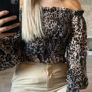 Topp med ballongärmar  - Topp med ballongärmar från Gina tricot, endast använd 1-2 gånger! Är i jättebra skick. Det går att både ha den som off-shoulder och inte💕 Köparen står för frakten! 