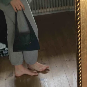  - Säljer en liten supersöt handväska som jag har sytt själv av ett par gamla jeans. Säljer väldigt billigt pga att jag sytt själv men den är väldigt fin och i bra skicka😊