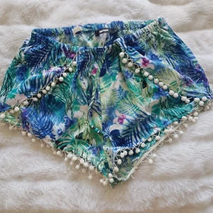 Sommar shorts - Söta shorts från Bikbok. Storleken är mer medium än large. Några kulor mellan låren har jag klippt av då de trasslade sig hela tiden plus en söm är lite lös i kanten, se bild 2 till höger. :) frakt ingår 