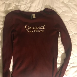 Tröja  - En fin röd färg och framhäver dina former. Säljs bara i Helsingborg.