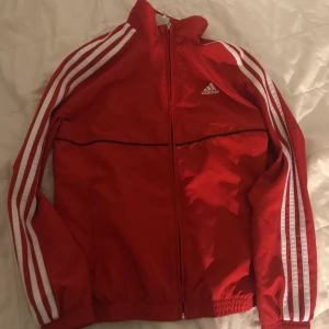 Adidas - En jättefin röda jacka som passar perfekt till när det regnar.🌧